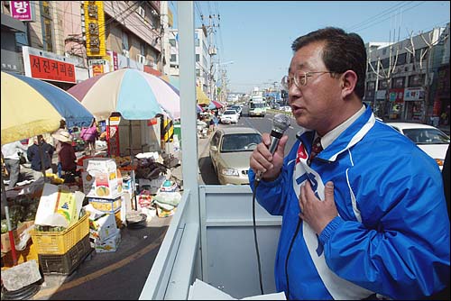 곽성문 한나라당 대구 중남구 후보가 시장앞 유세차에서 유권자들에게 연설하며 지지를 호소하고 있다. 